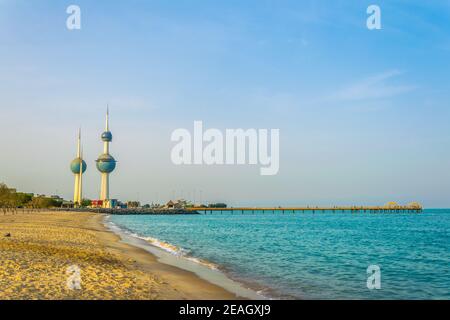 Vue sur les tours du Koweït - le monument le plus connu De Koweït City - d'une plage Banque D'Images