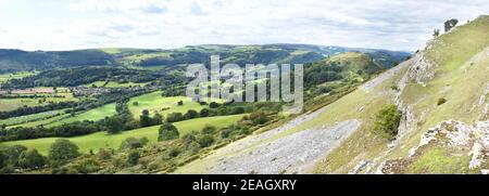 Vue panoramique sur la vallée de Llangollen, avec la ville, les ruines de Castell Dinas Bran, les sites de camping et les champs suivant la rivière Dee dans la vallée. Banque D'Images