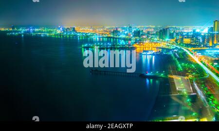Vue aérienne de nuit de la corniche - promenade au Koweït Banque D'Images