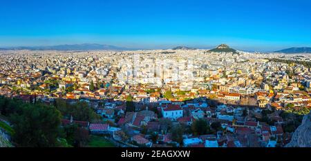 Vue panoramique aérienne de la ville d'Athènes, Attique, Grèce. Vue depuis l'Acropole d'Athènes. Horizon avec masse de maisons, bâtiments, toits dans la ville c Banque D'Images