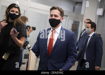 ÉTATS-UNIS - 9 FÉVRIER : le sénateur Ben Sasse, R-NEB, est vu dans le métro du sénat après le premier jour du procès de destitution de l'ancien président Donald Trump au Capitole à Washington, D.C., le mardi 9 février 2021. (Photo de Tom Williams/CQ Roll Call/POOL) Banque D'Images
