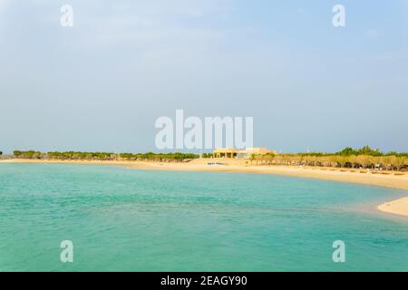 Vue sur une plage sur le parc de Green Island construit sur des terres récupérées au Koweït. Banque D'Images