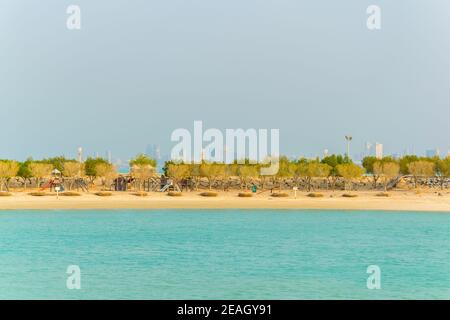 Vue sur une plage sur le parc de Green Island construit sur des terres récupérées au Koweït. Banque D'Images