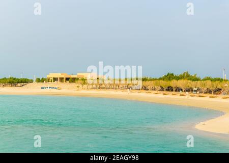 Vue sur une plage sur le parc de Green Island construit sur des terres récupérées au Koweït. Banque D'Images