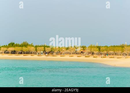 Vue sur une plage sur le parc de Green Island construit sur des terres récupérées au Koweït. Banque D'Images