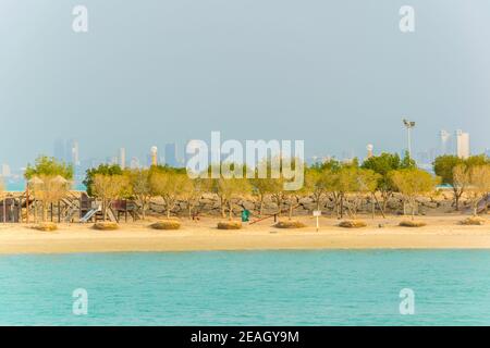 Vue sur une plage sur le parc de Green Island construit sur des terres récupérées au Koweït. Banque D'Images