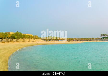 Vue sur une plage sur le parc de Green Island construit sur des terres récupérées au Koweït. Banque D'Images