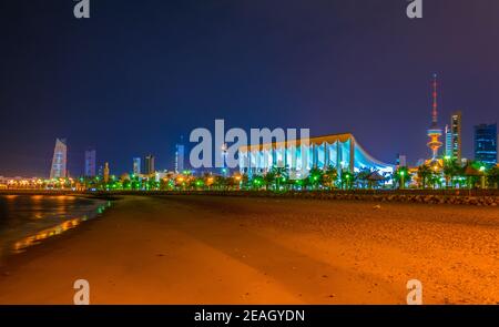 Horizon du Koweït avec le bâtiment de l'Assenbly national et la tour de libération pendant la nuit. Banque D'Images
