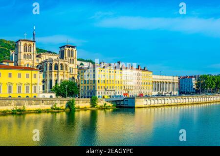 Cathédrale saint-jean-Baptiste vue derrière la Saône à Lyon, France Banque D'Images