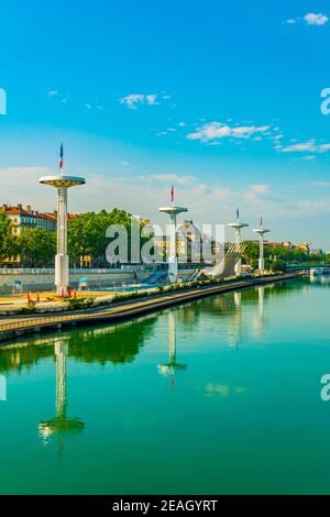 Mâts de géant sur une piscine publique sur les bords de la rivière du Rhône à Lyon, France Banque D'Images