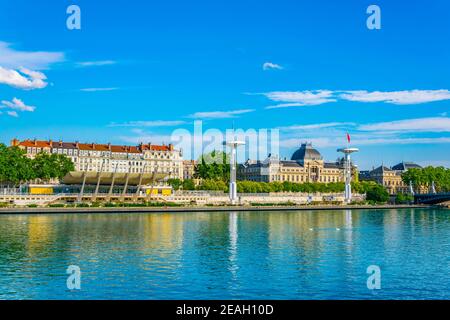 Mâts de géant sur une piscine publique sur les bords de la rivière du Rhône à Lyon, France Banque D'Images