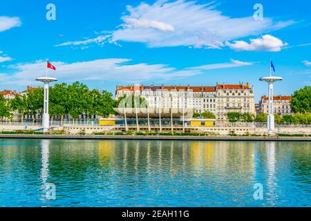 Mâts de géant sur une piscine publique sur les bords de la rivière du Rhône à Lyon, France Banque D'Images