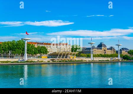 Mâts de géant sur une piscine publique sur les bords de la rivière du Rhône à Lyon, France Banque D'Images