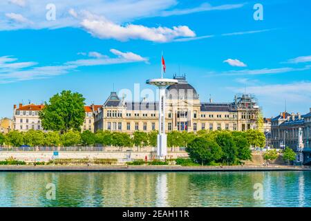 Mâts de géant sur une piscine publique sur les bords de la rivière du Rhône à Lyon, France Banque D'Images