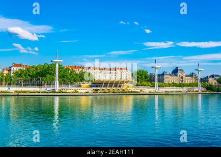 Mâts de géant sur une piscine publique sur les bords de la rivière du Rhône à Lyon, France Banque D'Images