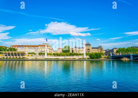 Mâts de géant sur une piscine publique sur les bords de la rivière du Rhône à Lyon, France Banque D'Images