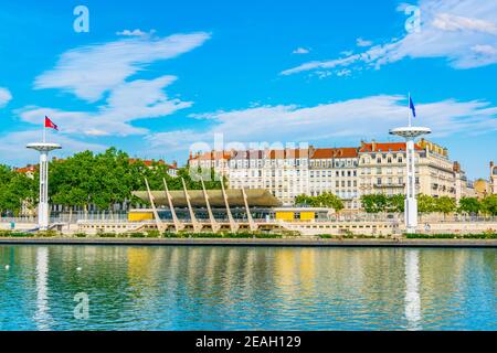 Mâts de géant sur une piscine publique sur les bords de la rivière du Rhône à Lyon, France Banque D'Images