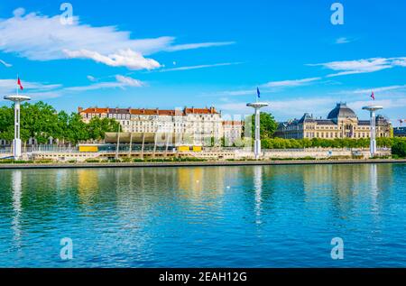 Mâts de géant sur une piscine publique sur les bords de la rivière du Rhône à Lyon, France Banque D'Images