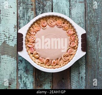 Tarte aux pommes et à la crème dans un moule à pâtisserie espace de copie sur fond bleu en bois grossier Banque D'Images