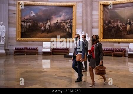 Washington, États-Unis d'Amérique. 09e février 2021. Destitution Managers Représentant des États-Unis Eric Swalwell (démocrate de Californie), à gauche, Et le délégué des États-Unis Stacey Plaskett (démocrate des îles Vierges) traverse la rotonde du Capitole à la fin du premier jour du deuxième procès de destitution du Sénat de l'ancien président Donald Trump au Capitole des États-Unis à Washington, DC, le mardi 9 février 2021. Credit: Rod Lamkey/CNP | usage dans le monde crédit: dpa/Alay Live News Banque D'Images