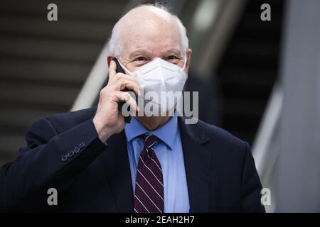 ÉTATS-UNIS - 9 FÉVRIER : le sénateur Ben Cardin, D.C., est vu dans le métro du sénat après le premier jour du procès de destitution de l'ancien président Donald Trump au Capitole à Washington, D.C., le mardi 9 février 2021. (Photo de Tom Williams/CQ Roll Call/POOL) Banque D'Images