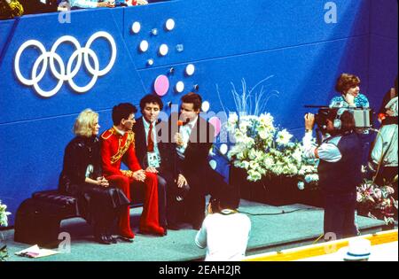 Brian Orser (CAN), médaillé d'argent en baiser et pleurer avec entraîneur participant au patinage gratuit de la figure masculine aux Jeux olympiques d'hiver de 1988. Banque D'Images