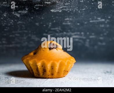 Délicieux mini-gâteau au chocolat recouvert de glaçage avec des ajouts de chocolat et mandarine Banque D'Images