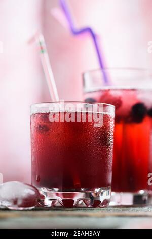 Boisson d'été saine. Vue avant des verres à la sangria de la cerise froide Banque D'Images