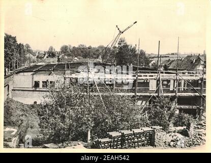 FRAUREUTH, ALLEMAGNE DE L'EST - 20 MAI 1965 : la photo rétro montre le site de construction dans le bloc communiste. Grue mobile historique. Ancienne Allemagne de l'est, années 1960 Banque D'Images