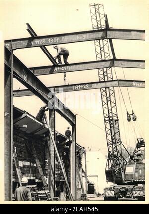 FRAUREUTH, ALLEMAGNE DE L'EST - 20 MAI 1965 : la photo rétro montre le site de construction dans le bloc communiste. Camion-grue historique. Ancienne Allemagne de l'est, années 1960. Banque D'Images