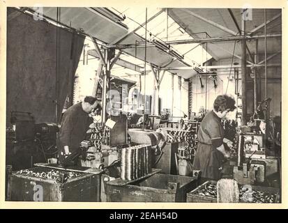 FRAUREUTH, ALLEMAGNE DE L'EST - 21 MAI 1965 : la photo rétro montre une travailleuse en usine - bloc communiste. Photo historique. Ancienne Allemagne de l'est, années 1960. Banque D'Images