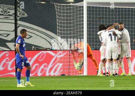 Madrid. 9 février 2021. Les joueurs du Real Madrid célèbrent le but lors d'un match de la ligue espagnole de football entre Real Madrid et Getafe CF à Madrid, Espagne, le 9 février 2021. Crédit: Edward F. Peters/Xinhua/Alay Live News Banque D'Images