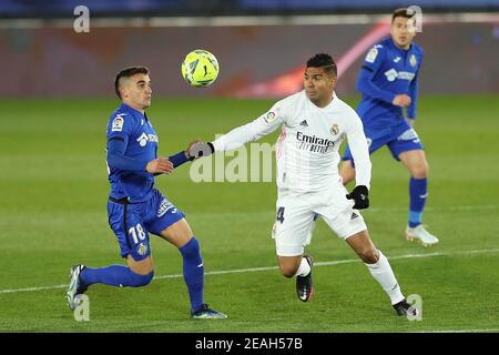 Madrid. 9 février 2021. Carlos Casemiro (R) du Real Madrid rivalise avec Mauro Arambarri de Getafe lors d'un match de la ligue espagnole de football entre le Real Madrid et Getafe CF à Madrid, Espagne, le 9 février 2021. Crédit: Edward F. Peters/Xinhua/Alay Live News Banque D'Images