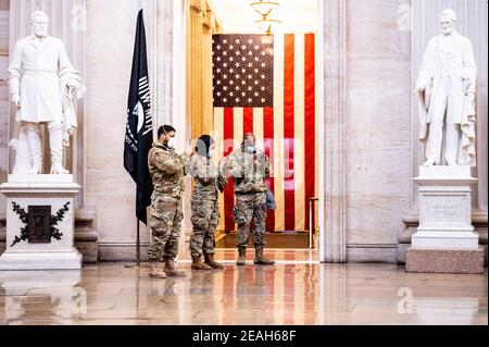 Washington, États-Unis. 09e février 2021. Les troupes de la Garde nationale sont vues dans la Rotunda lors d'une visite du Capitole des États-Unis. Crédit : SOPA Images Limited/Alamy Live News Banque D'Images