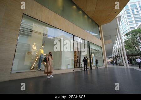 Mexique, Mexique. 09e février 2021. Une dame portant un masque facial se tient à l'extérieur d'un magasin Zara à Antara Fashion Hall.dans le cadre du programme « Activer sans risque », les centres commerciaux et les grands magasins ont été ouverts ce mardi avec un horaire jusqu'à 24 heures pour soutenir l'économie. Selon le ministère du développement économique (Sedeco), on estime que plus de 66 000 personnes reviendront à leur emploi. Crédit : SOPA Images Limited/Alamy Live News Banque D'Images