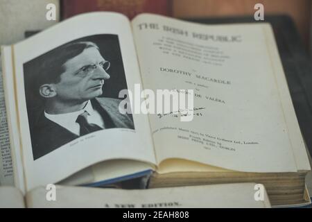 Dublin, Irlande. 09e février 2021. Une vue de la copie du livre de la République d'Irlande écrit par Dorothy Macardle, publié pour la première fois en 1937, avec une préface de Eamon de Valera, datant de 1917, vu dans une fenêtre d'une librairie, dans le centre-ville de Dublin. Crédit : SOPA Images Limited/Alamy Live News Banque D'Images