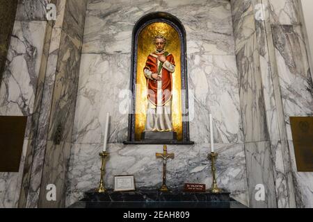 Dublin, Irlande. 09e février 2021. Une vue sur la chapelle avec la statue et les reliques du Saint patron de l'amour, Saint-Valentin, à l'intérieur de l'église Whitefriar à Dublin. Le jour de la Saint-Valentin, de nombreuses personnes font des pèlerinages au sanctuaire de Saint-Valentin pour prier au sanctuaire dans l'espoir de trouver le romantisme. Crédit : SOPA Images Limited/Alamy Live News Banque D'Images