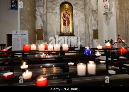 Dublin, Irlande. 09e février 2021. Des bougies latèrent l'éclairage dans la chapelle avec la statue et les reliques du Saint patron de l'amour, Saint-Valentin, à l'intérieur de l'église Whitefriar à Dublin. Le jour de la Saint-Valentin, de nombreuses personnes font des pèlerinages au sanctuaire de Saint-Valentin pour prier au sanctuaire dans l'espoir de trouver le romantisme. Crédit : SOPA Images Limited/Alamy Live News Banque D'Images