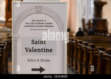 Dublin, Irlande. 09e février 2021. Un signe avec la direction de la statue et des reliques du Saint patron de l'amour, Saint-Valentin, à l'intérieur de l'église de Whitefriar à Dublin. Le jour de la Saint-Valentin, de nombreuses personnes font des pèlerinages au sanctuaire de Saint-Valentin pour prier au sanctuaire dans l'espoir de trouver le romantisme. Crédit : SOPA Images Limited/Alamy Live News Banque D'Images