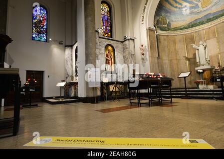 Dublin, Irlande. 09e février 2021. Une vue sur la chapelle avec la statue et les reliques du Saint patron de l'amour, Saint-Valentin, à l'intérieur de l'église Whitefriar à Dublin. Le jour de la Saint-Valentin, de nombreuses personnes font des pèlerinages au sanctuaire de Saint-Valentin pour prier au sanctuaire dans l'espoir de trouver le romantisme. Crédit : SOPA Images Limited/Alamy Live News Banque D'Images