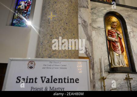 Dublin, Irlande. 09e février 2021. Une vue sur la chapelle avec la statue du Saint patron de l'amour, Saint-Valentin, à l'intérieur de l'église Whitefriar à Dublin. Le jour de la Saint-Valentin, de nombreuses personnes font des pèlerinages au sanctuaire de Saint-Valentin pour prier au sanctuaire dans l'espoir de trouver le romantisme. Crédit : SOPA Images Limited/Alamy Live News Banque D'Images