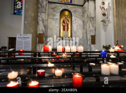 Dublin, Irlande. 09e février 2021. Bougies éclairant dans la chapelle avec la statue et les reliques du Saint patron de l'amour, Saint-Valentin, à l'intérieur de l'église Whitefriar à Dublin. Le jour de la Saint-Valentin, de nombreuses personnes font des pèlerinages au sanctuaire de Saint-Valentin pour prier au sanctuaire dans l'espoir de trouver le romantisme. Crédit : SOPA Images Limited/Alamy Live News Banque D'Images