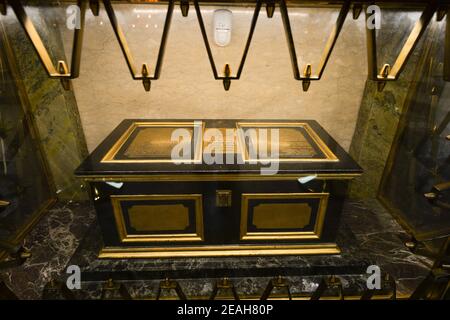 Dublin, Irlande. 09e février 2021. Une vue sur la chapelle avec des reliques du Saint patron de l'amour, Saint-Valentin, à l'intérieur de l'église Whitefriar à Dublin. Le jour de la Saint-Valentin, de nombreuses personnes font des pèlerinages au sanctuaire de Saint-Valentin pour prier au sanctuaire dans l'espoir de trouver le romantisme. Crédit : SOPA Images Limited/Alamy Live News Banque D'Images