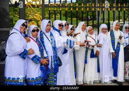 Femmes dans l'uniforme BKMT devant le National Palais de Kuala Lumpur Banque D'Images