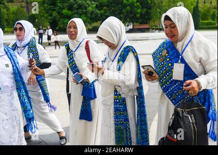 Femmes dans l'uniforme BKMT devant le National Palais de Kuala Lumpur Banque D'Images