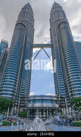 Vue sur les tours jumelles Petronas depuis le sol Banque D'Images