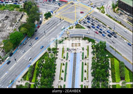 Vue aérienne depuis le pont-ciel des tours jumelles Petronas À la rue Jalan Ampang Banque D'Images