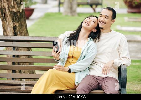 Couple en train de prendre un selfie romantique Banque D'Images