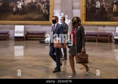 Destitution Managers Représentant des États-Unis Eric Swalwell (démocrate de Californie), à gauche, Et le délégué des États-Unis Stacey Plaskett (démocrate des îles Vierges) traverse la rotonde du Capitole à la fin de la première journée du deuxième procès de destitution du Sénat de l'ancien président Donald Trump au Capitole des États-Unis à Washington, DC, USA, le mardi 9 février 2021. Photo de Rod Lamkey/CNP/ABACAPRESS.COM Banque D'Images