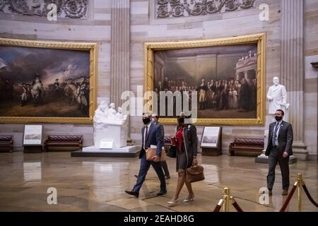 Destitution Managers Représentant des États-Unis Eric Swalwell (démocrate de Californie), à gauche, Et le délégué des États-Unis Stacey Plaskett (démocrate des îles Vierges) traverse la rotonde du Capitole à la fin de la première journée du deuxième procès de destitution du Sénat de l'ancien président Donald Trump au Capitole des États-Unis à Washington, DC, USA, le mardi 9 février 2021. Photo de Rod Lamkey/CNP/ABACAPRESS.COM Banque D'Images